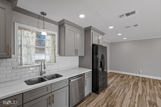 Building Photo - 1419 Teekell St