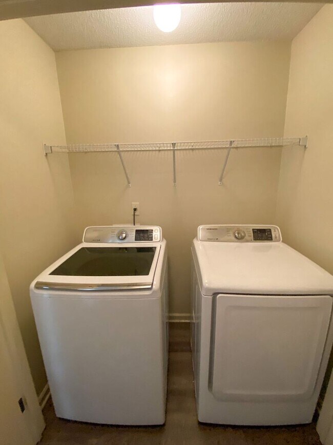 Building Photo - 3 bed, 2 bath with granite counters, ss ap...
