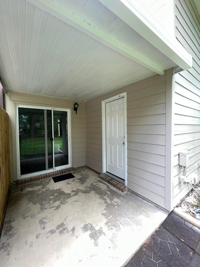 Building Photo - 702 Terrance Ct