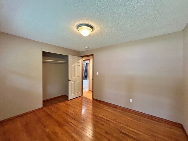 Building Photo - Tranquil Environment: 3 Bed, 1 Bath House