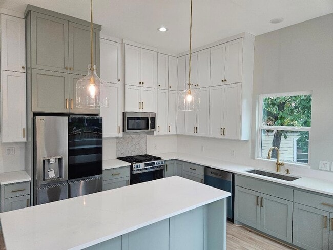 Building Photo - 700 N Avenue C