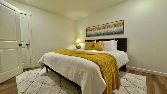 Building Photo - 5 Bedroom / 3 Bath Home with Fully Fenced ...