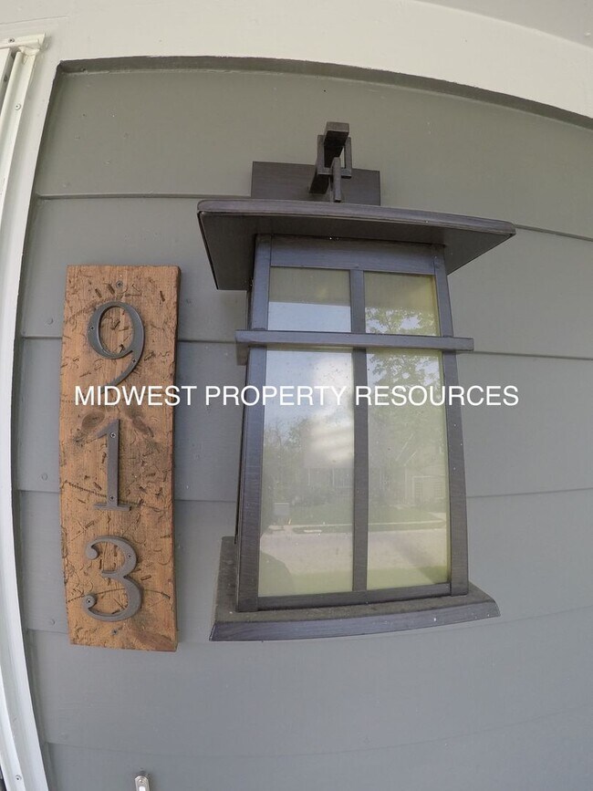 Building Photo - Refreshing & Tidy Lee's Summit Split for L...