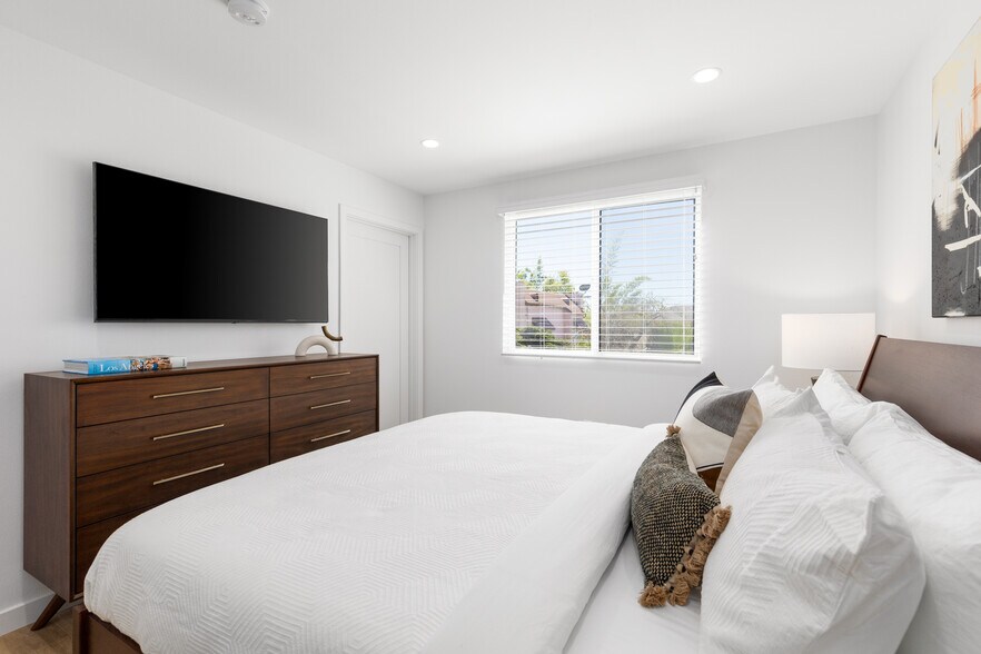 Building Photo - 1416 S Orange Dr