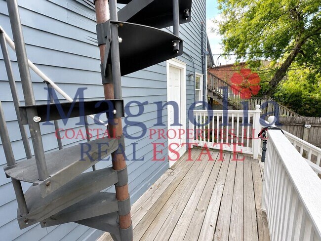 Building Photo - First floor 2 bedroom unit in the Heart of Downtown Savannah!