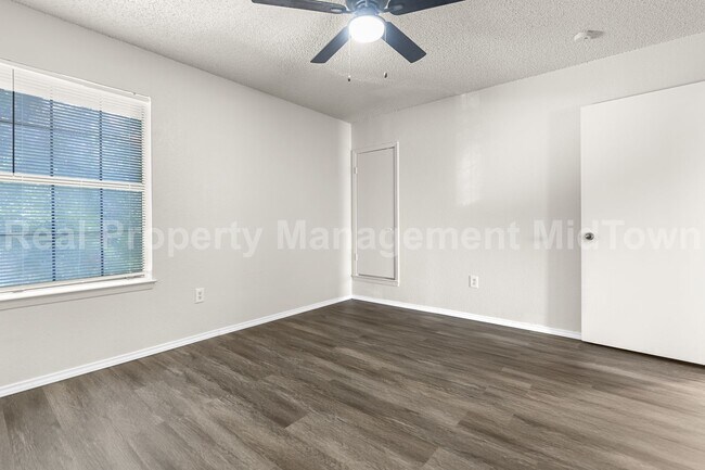 Building Photo - Spacious 2-Bedroom Duplex in South Fort Wo...