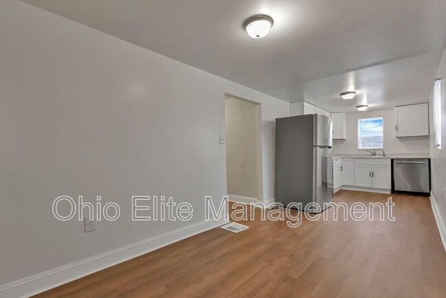 Building Photo - 85 1/2 S Wheatland Ave