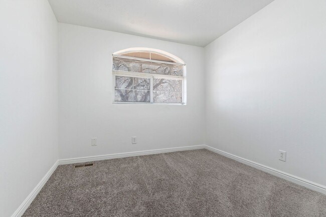 Building Photo - 443 Dorothea Way