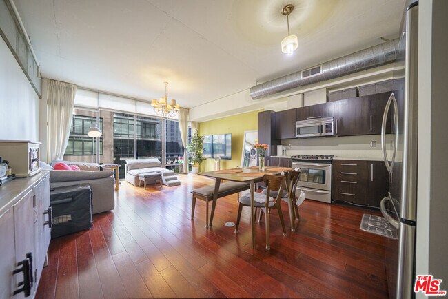 Building Photo - 1100 S Hope St