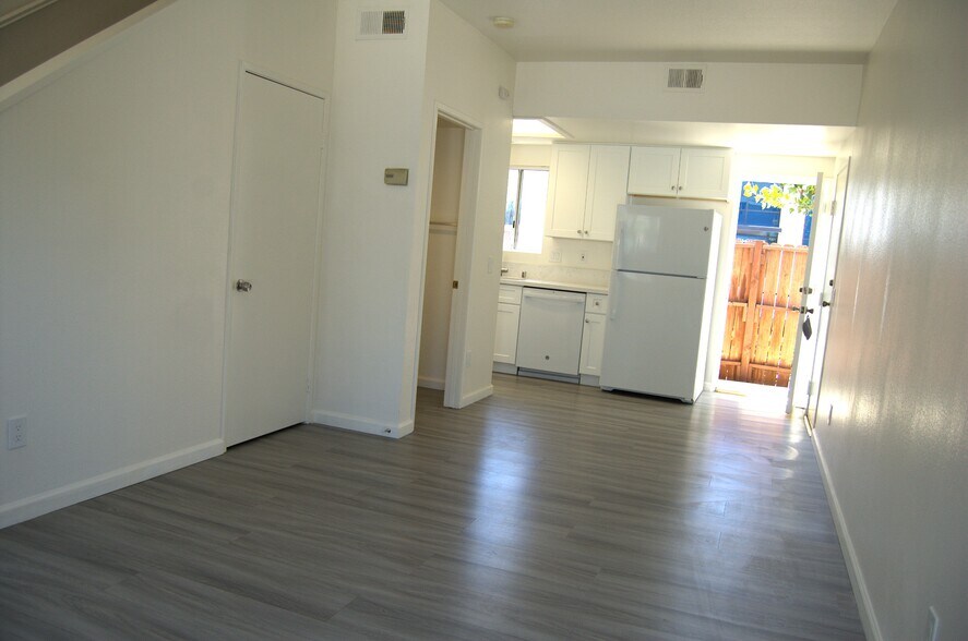 Building Photo - 1323 W Palmyra Ave