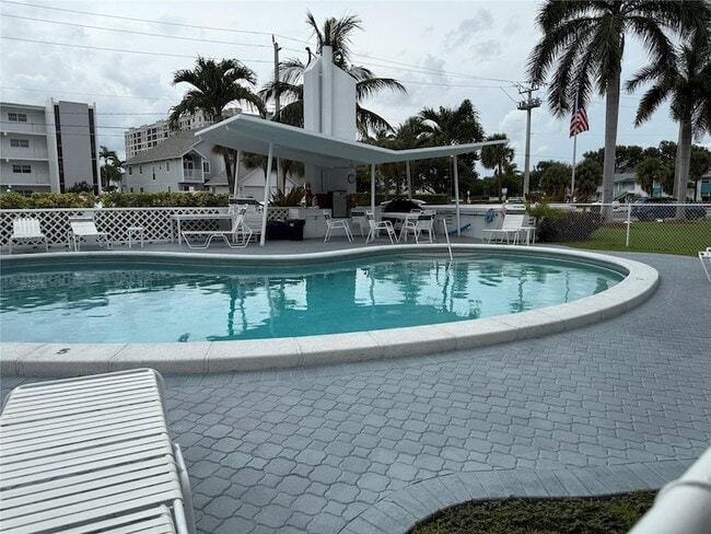 Building Photo - 1110 N Riverside Dr
