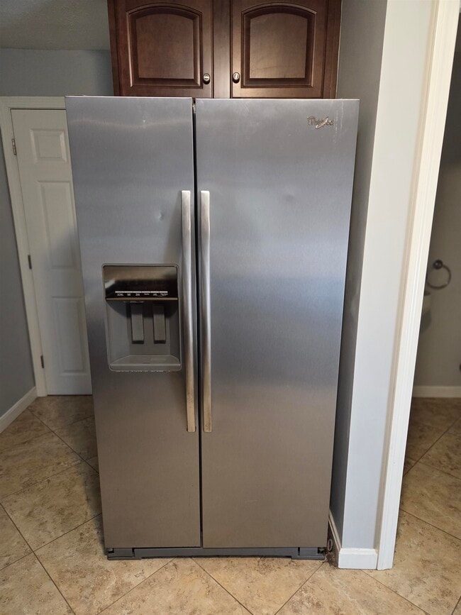 Building Photo - 16 River Rd