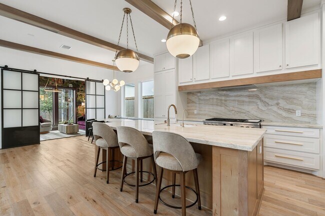 Building Photo - 6626 Saxet St