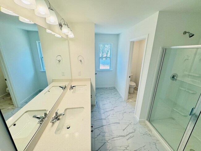 Building Photo - Spacious 3-Bed Townhome with Double Garage - Garner