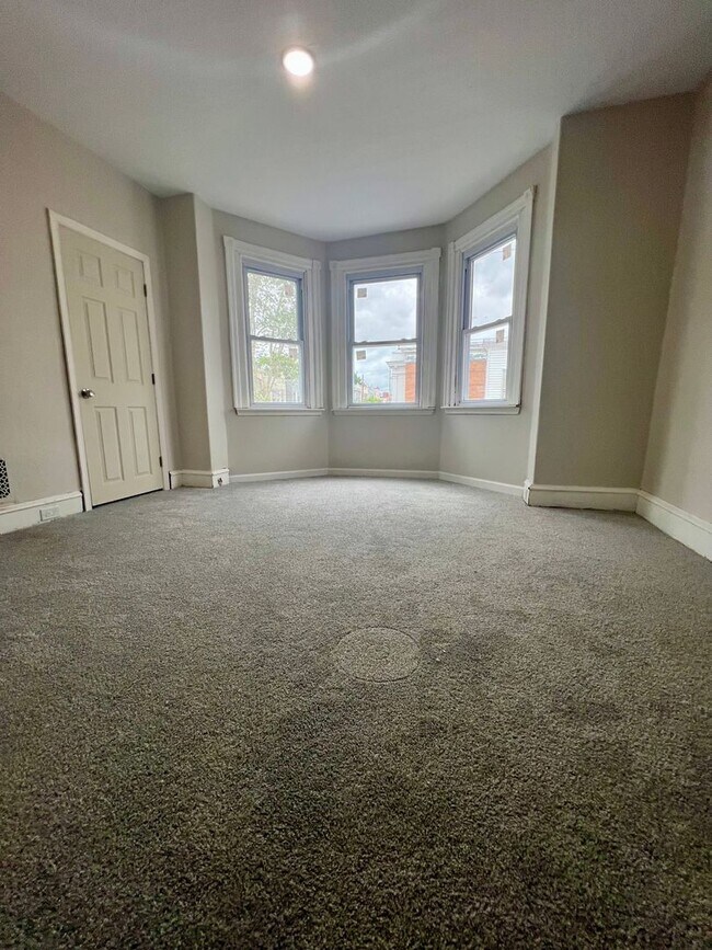 Building Photo - Newly Renovated 3-Bedroom Townhome! Available NOW!