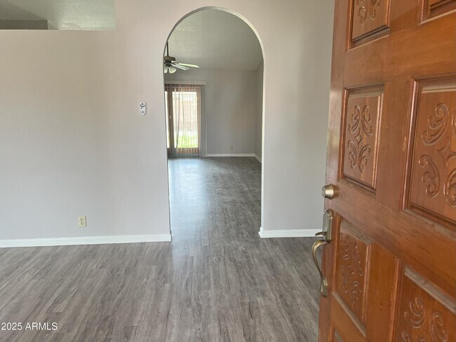 Building Photo - 543 W Pampa Ave