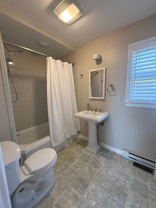 Building Photo - Fantastic Home Near Three Chopt and Patterson Available immediately!