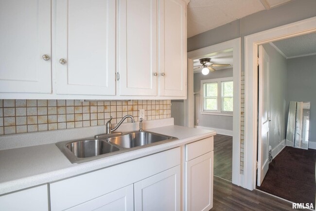 Building Photo - 4515 Drake Dr