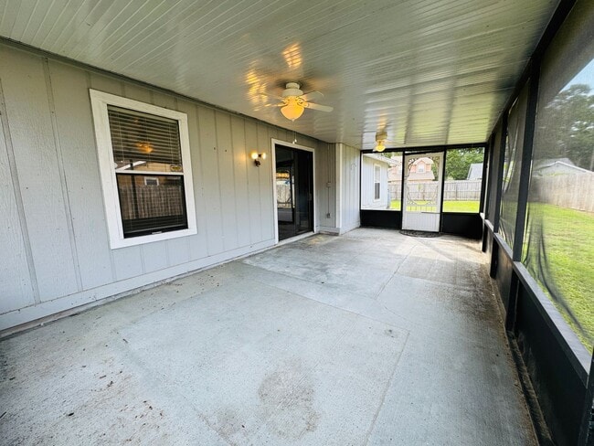 Building Photo - Charming 3 Bedroom, 2 Bath Home with Fence...