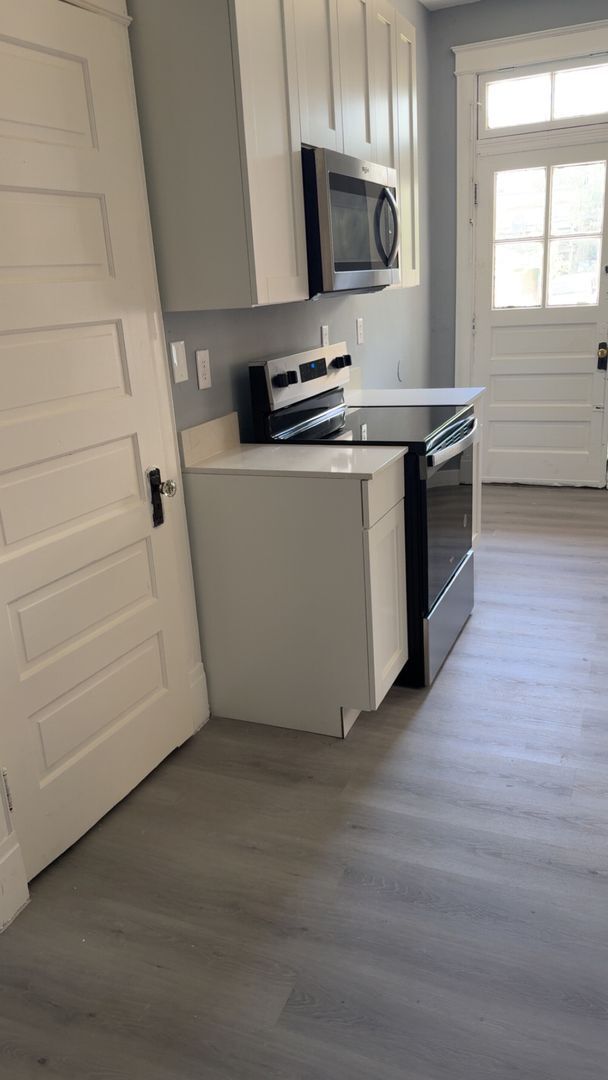 Building Photo - Fully Renovated Modern Finishes, Great Yar...