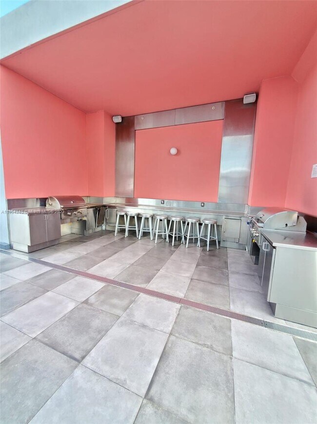 Building Photo - 2000 Metropica Wy