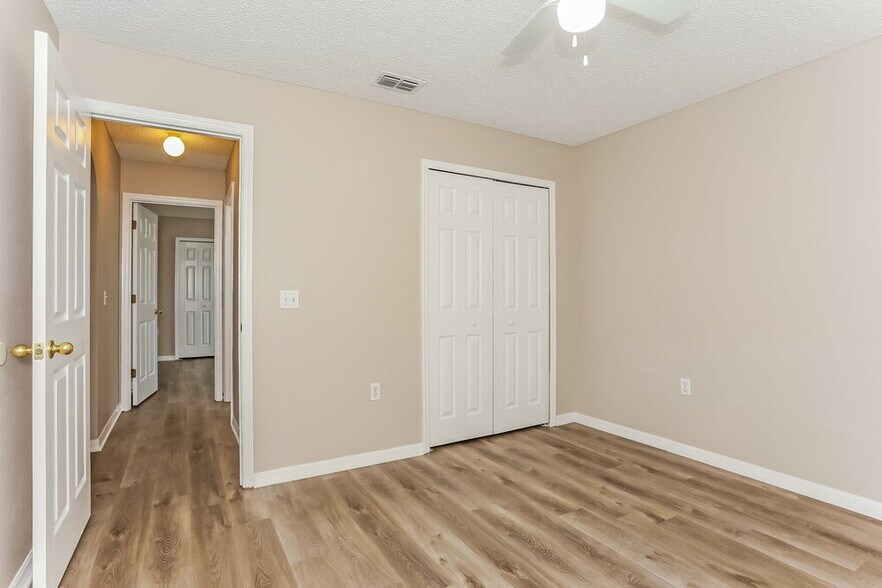 Building Photo - 98 Reeding Ridge Dr E
