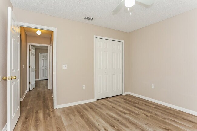 Building Photo - 98 Reeding Ridge Dr E