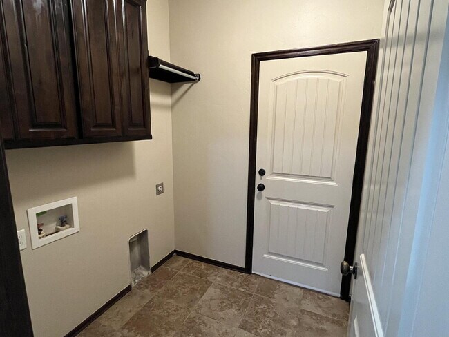 Building Photo - "Charming 3-Bedroom Home with 2 Full Baths...