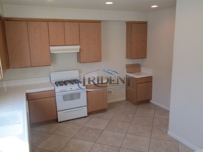 Building Photo - 4 bedroom 2.5 bath house