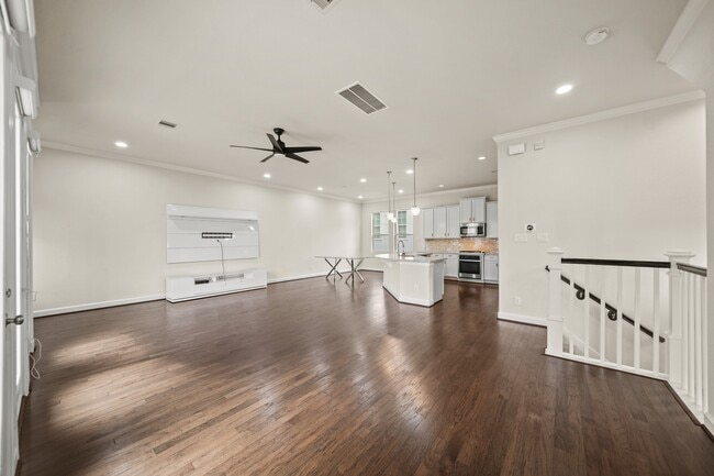 Building Photo - 2025 Cambridge Heights Pl