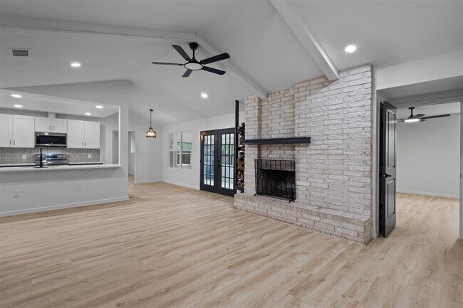 Building Photo - 1700 Deep Wood Dr