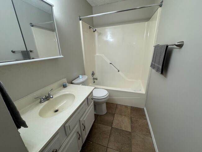 Building Photo - HOT PROPERTY ALERT! Your Dream Starter 3 Bedroom, 1 Bath Home in Springfield Awaits!