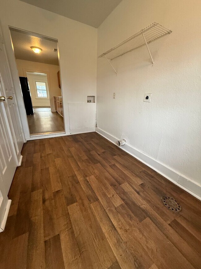 Building Photo - 2 Bedroom 1 Bath House