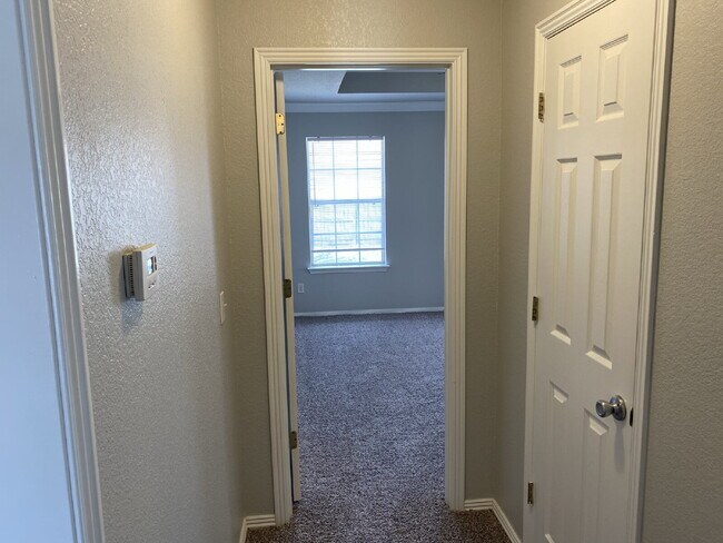 Building Photo - 4902 Hawthorne Way