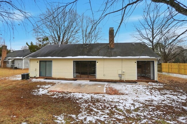 Building Photo - 3 Bedroom Ranch with a 2 Car Garage!