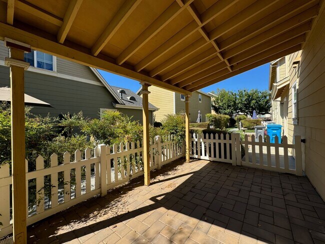 Building Photo - Newly available Stunning 2 Bedroom home fo...