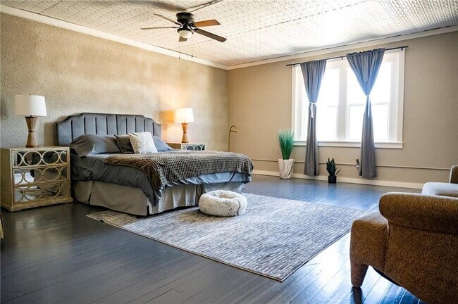 Building Photo - 4304 S Main St