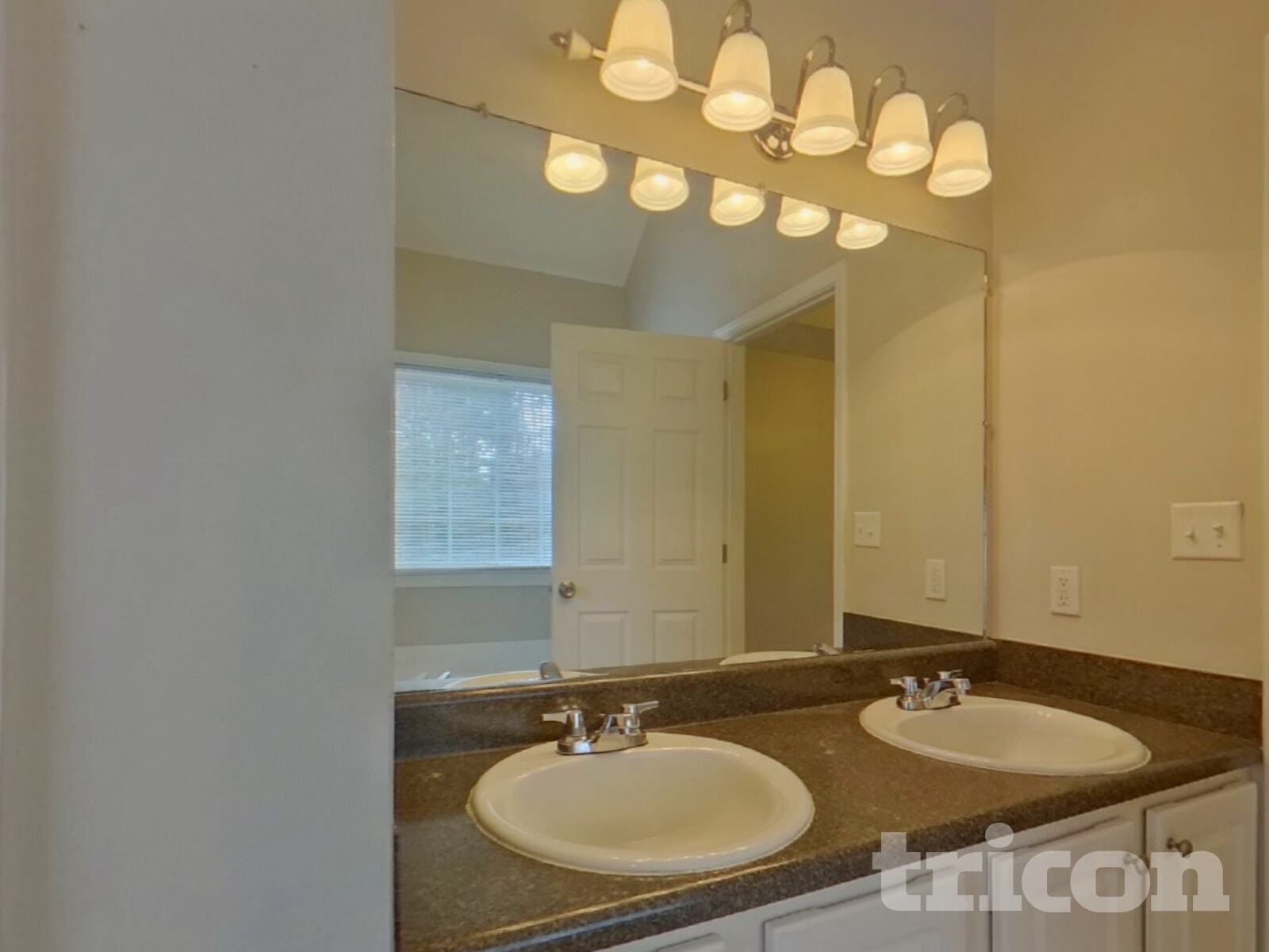 Building Photo - 718 Creekridge Ct