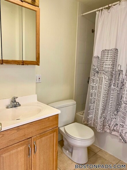 Building Photo - 20 Magoun St