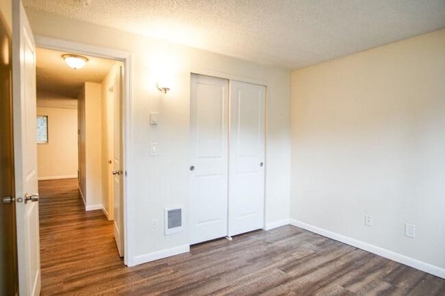 Building Photo - CHRISTMAS COMES EARLY: 1 MONTH FREE RENT! 2 BED IN CUTE MULTNOMAH VILLAGE