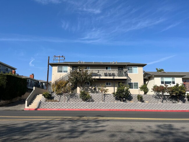 Primary Photo - Beautifully Renovated Apartment Steps to t...