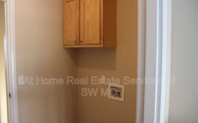 Building Photo - 305 Excalibur Ct