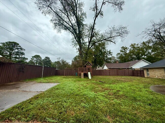 Building Photo - Available Now! Spacious 4 Bed/3 Bath Home in Tyler! Hot Tub!
