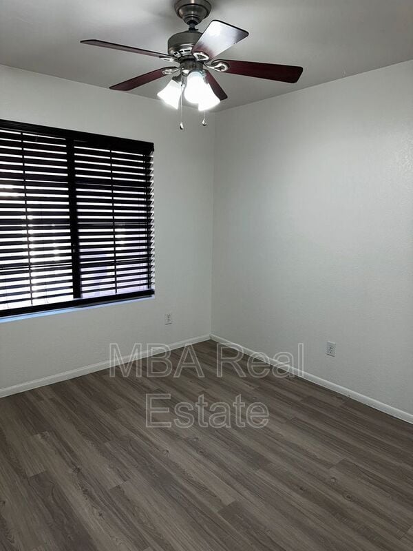 Building Photo - 700 E Mesquite Cir