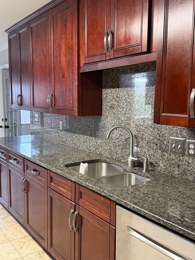 Building Photo - HOME FOR LEASE 4 BR 2 BATH RANCHSTYLE  SPLIT FLOOR PLAN AND OPEN  LARGE  FENCED BACKYARD  CONVENI...