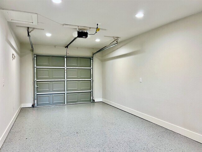 Building Photo - 701 Cannan Dr