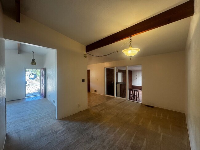 Building Photo - 3 Bed / 2 Bath Home Near Jerry Cline Park & Tennis Courts