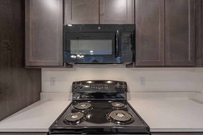 Building Photo - Well Maintained, 3 Bedroom and 2.5 Bathroo...