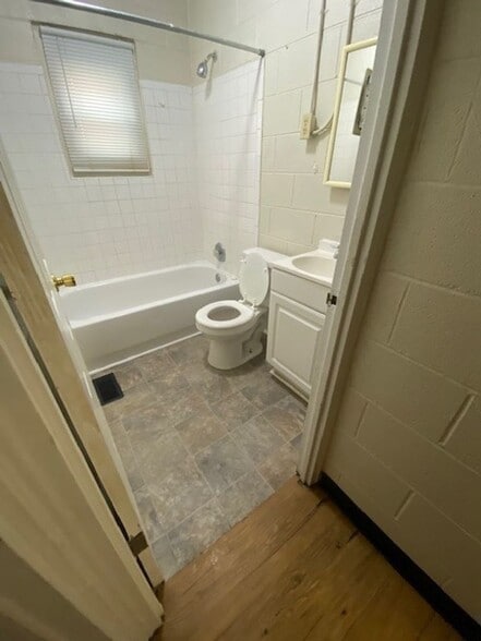 Building Photo - Spacious 2BR Apartment on Westside