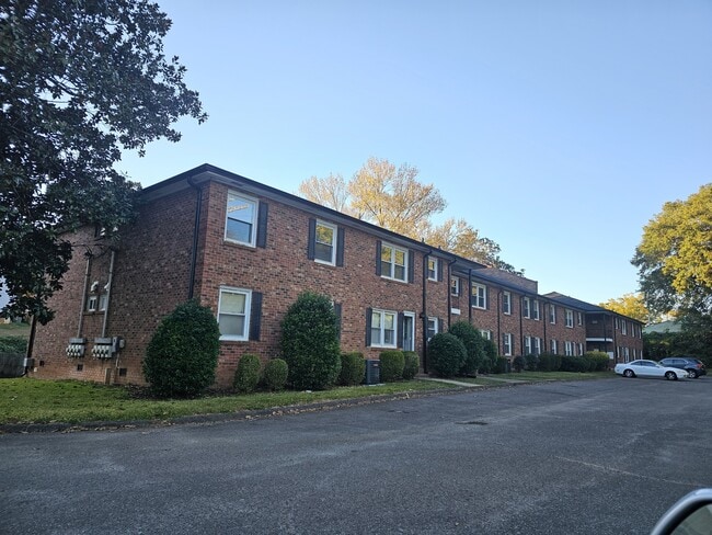 Building Photo - 718 E Maple Ave